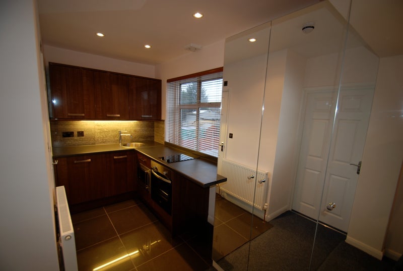 Flat Hoylake Road in Greater London