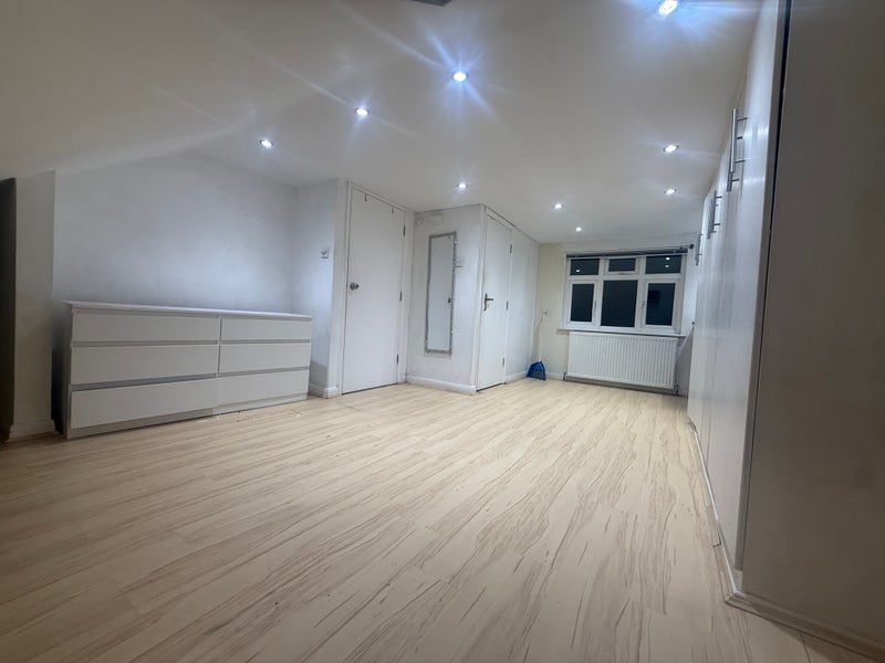 Room Rosemead Avenue in Greater London