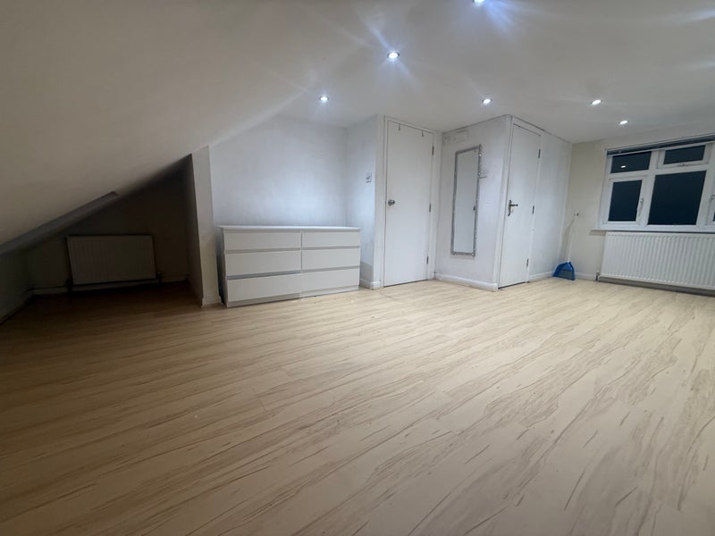 Room Rosemead Avenue in Greater London