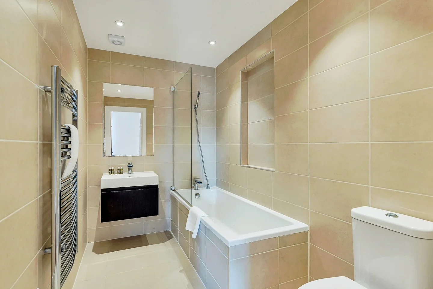 Flat Chiswick High Road in Greater London