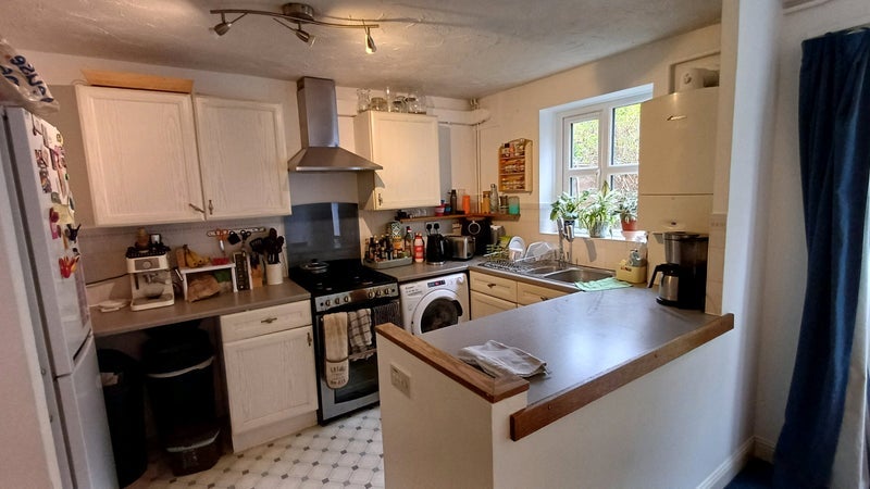 Room Plough Way in Greater London