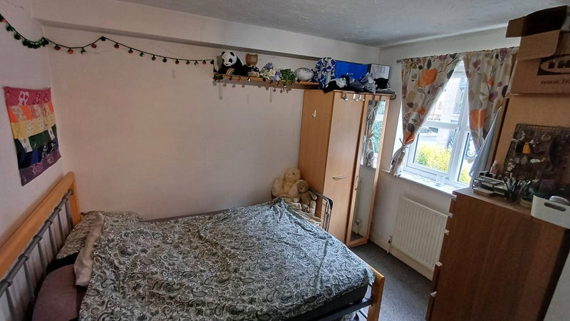 Room Plough Way in Greater London