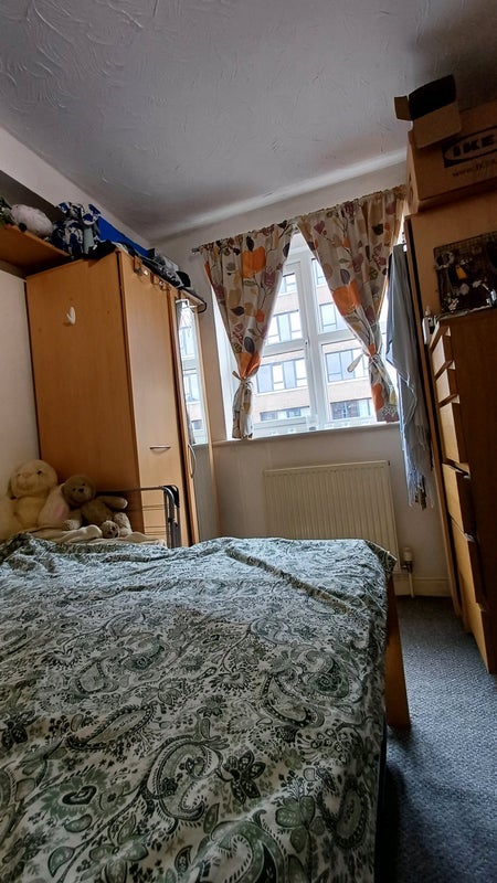 Room Plough Way in Greater London