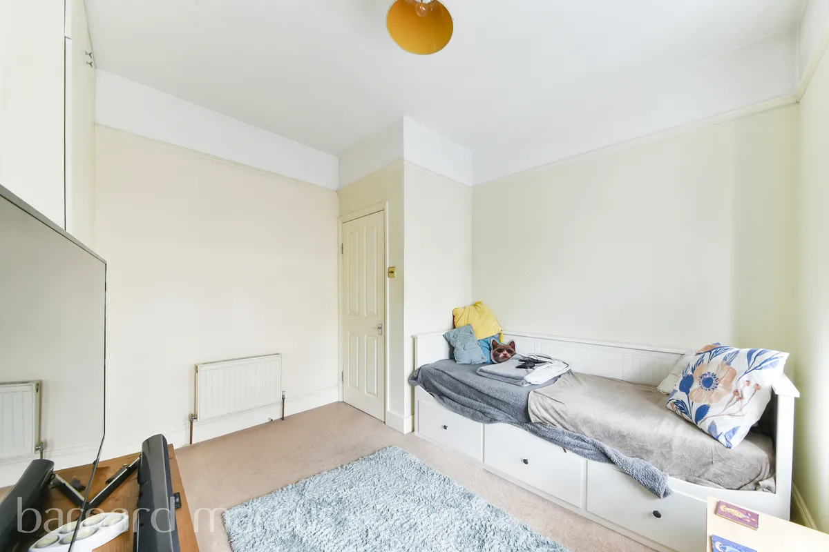 Flat Bollo Lane in Greater London