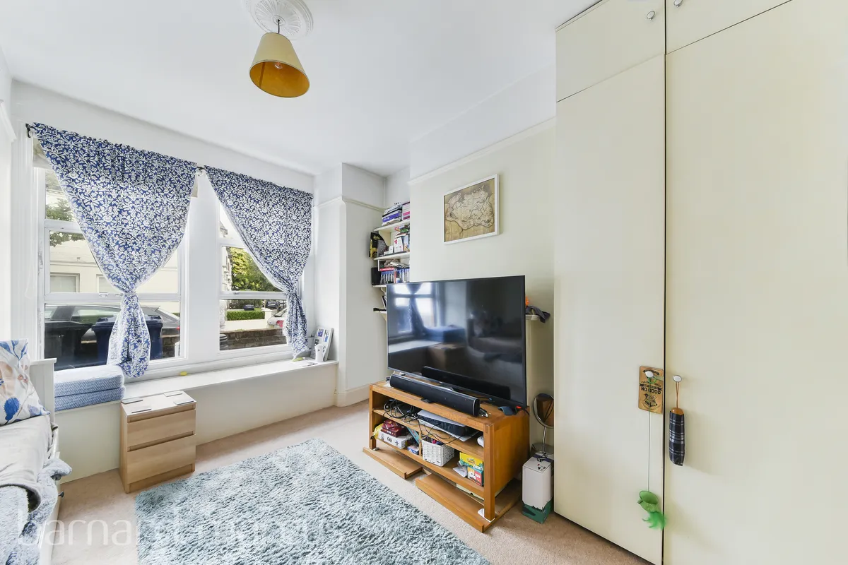 Flat Bollo Lane in Greater London