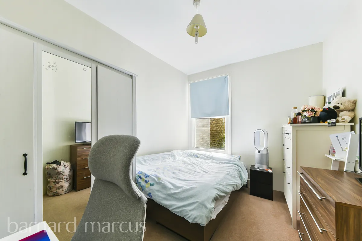 Flat Bollo Lane in Greater London