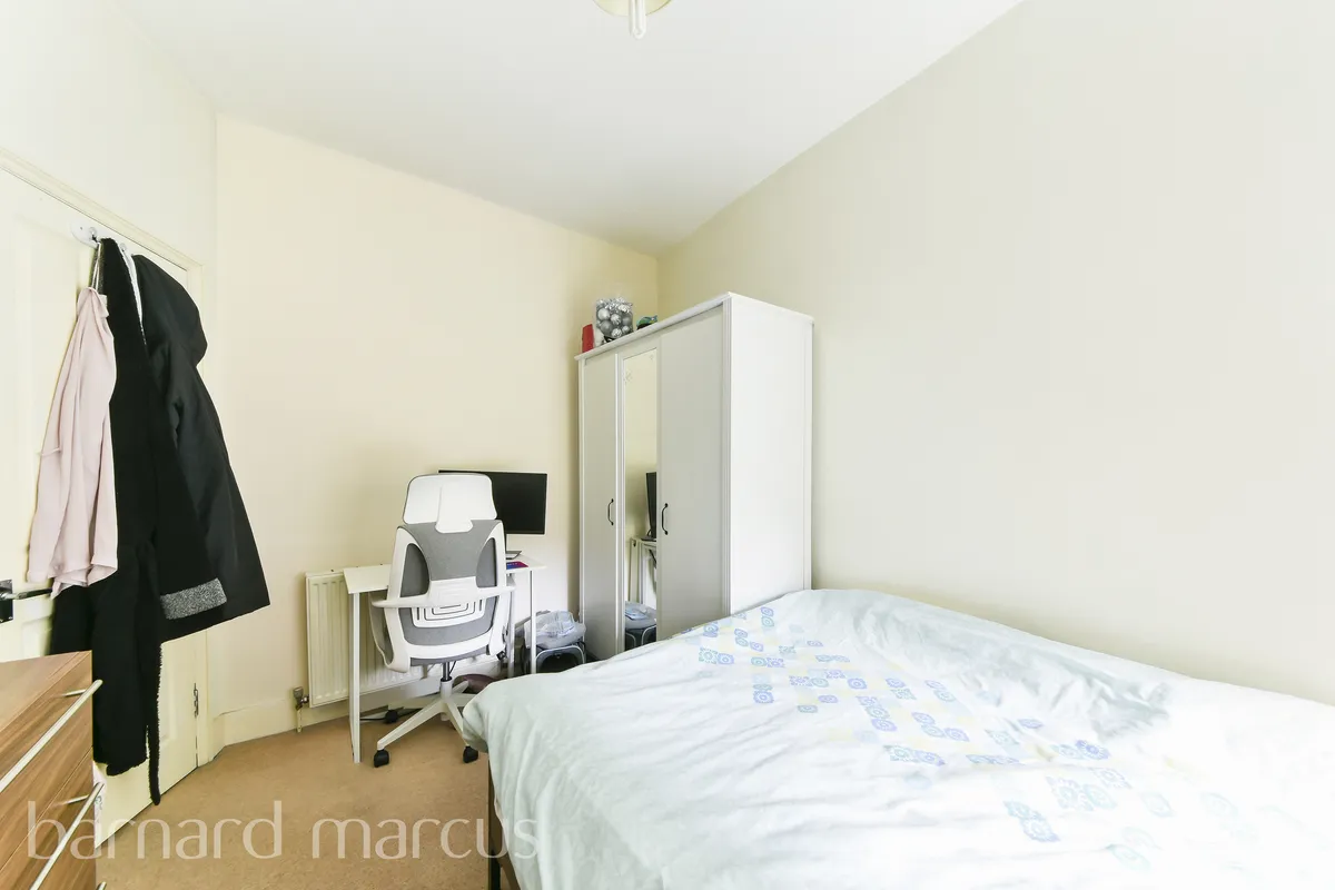 Flat Bollo Lane in Greater London