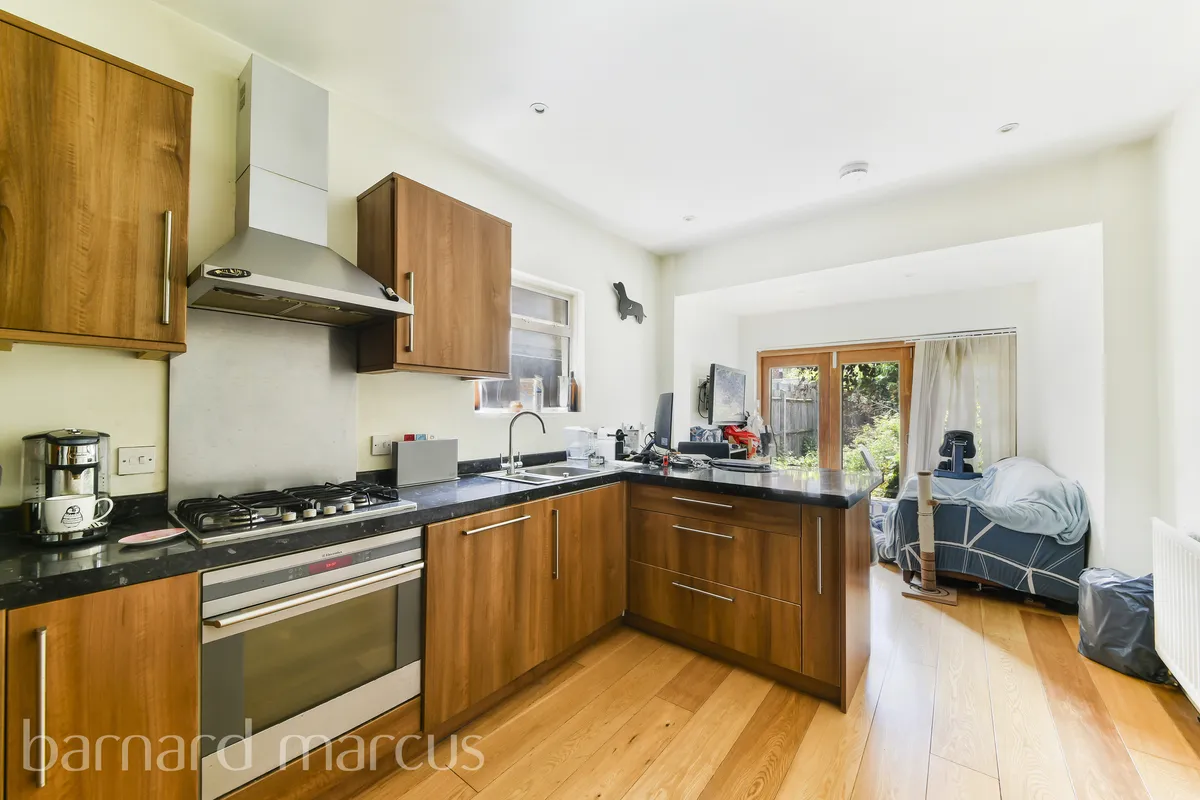 Flat Bollo Lane in Greater London