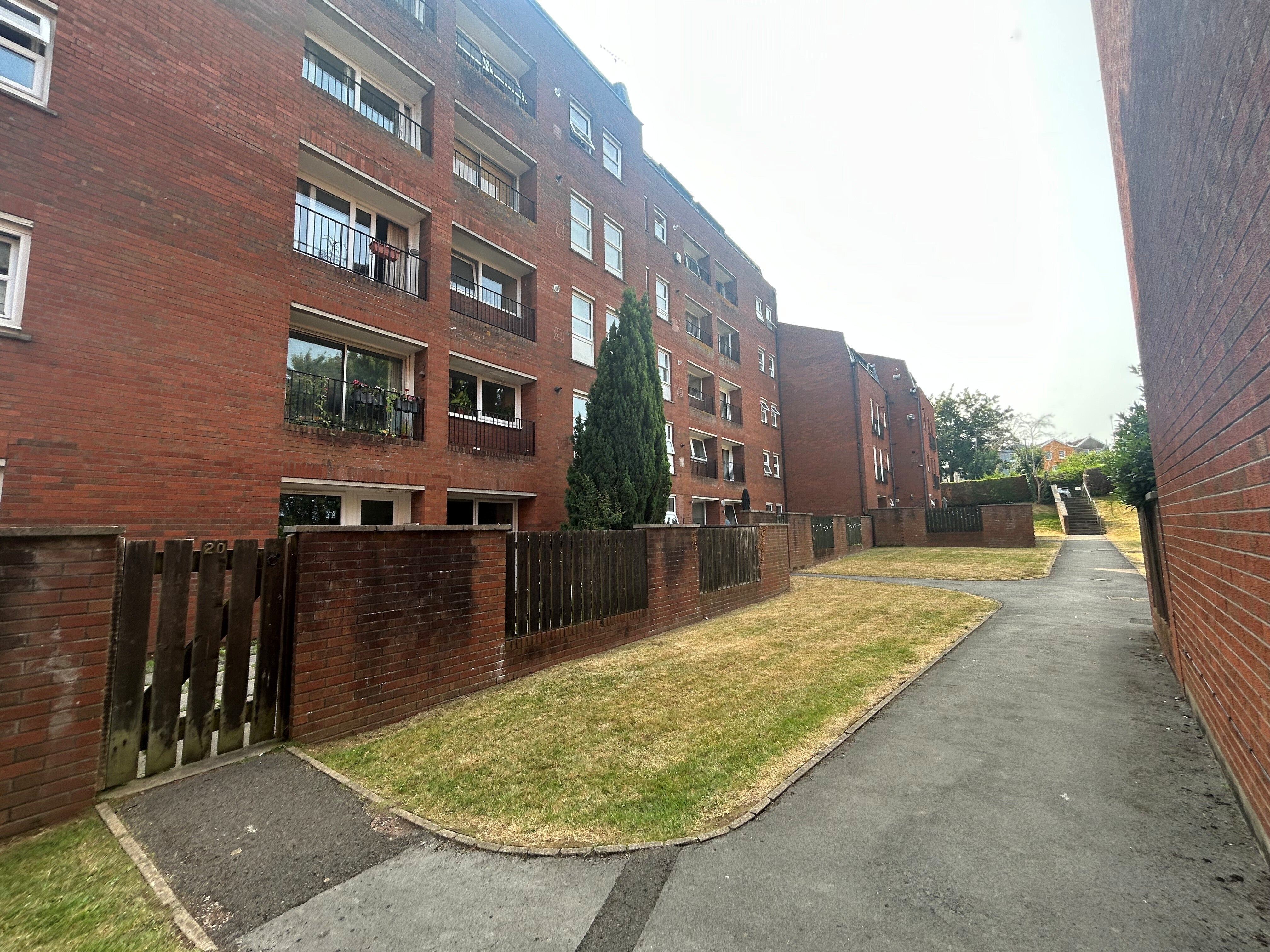 Flat Alma Court in Bristol