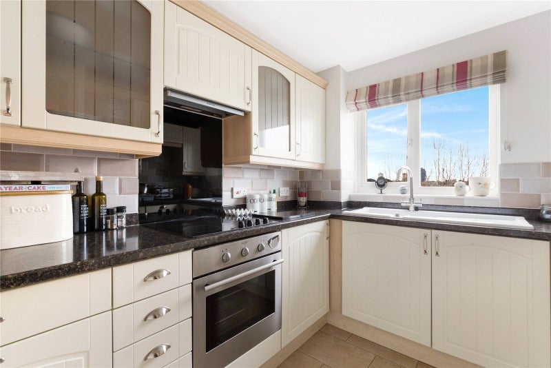 Flat Ferguson Close in Greater London