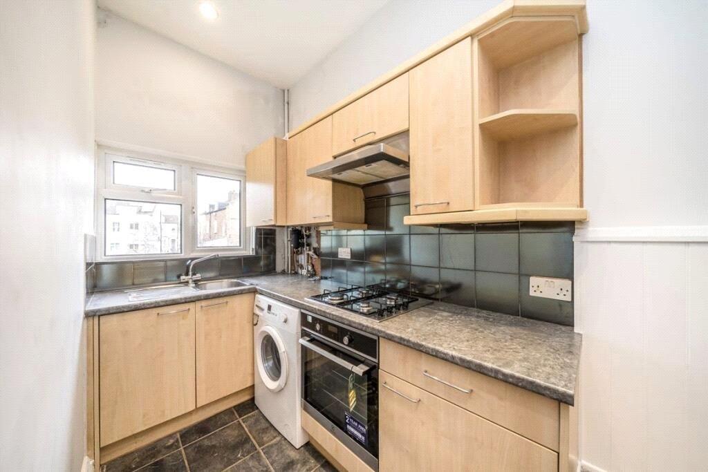 Flat Rosendale Road in Greater London