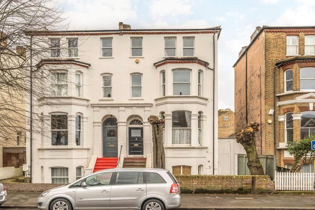 Flat Rosendale Road in Greater London