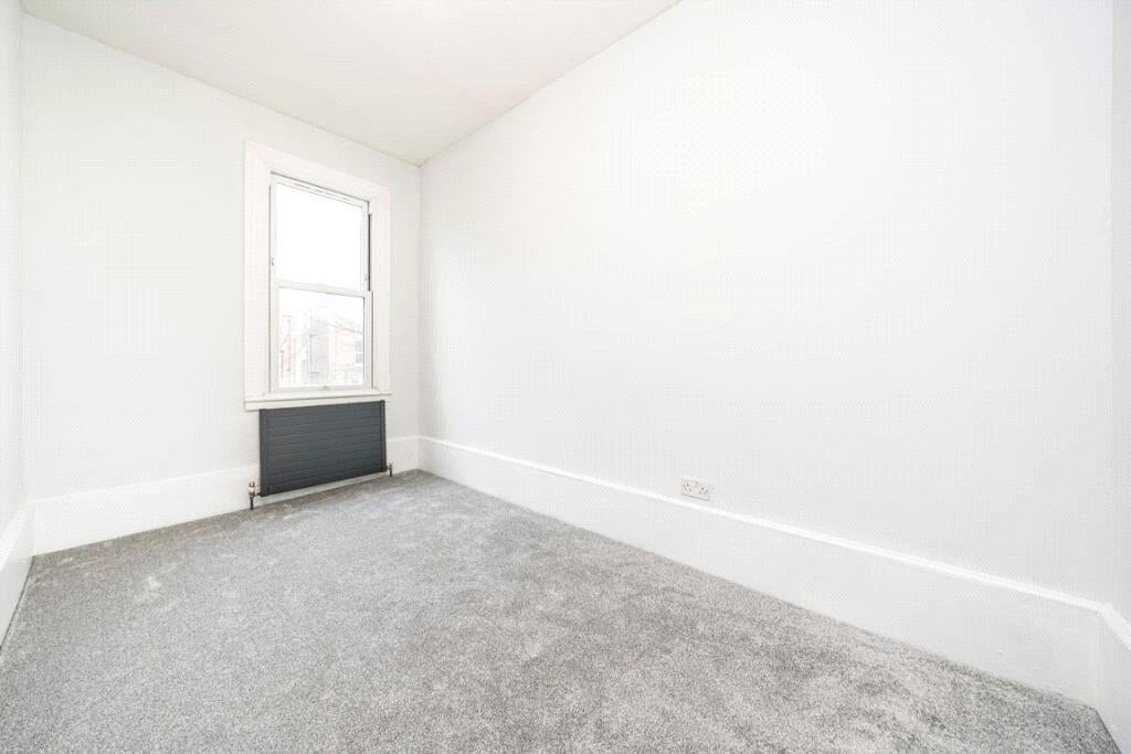 Flat Rosendale Road in Greater London