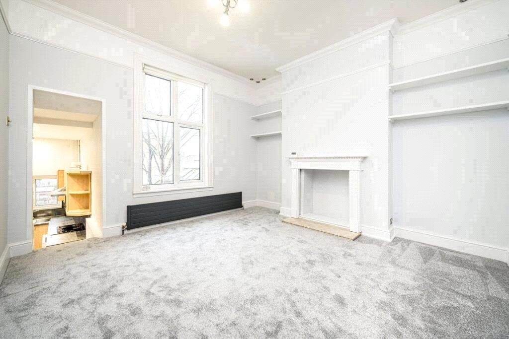 Flat Rosendale Road in Greater London