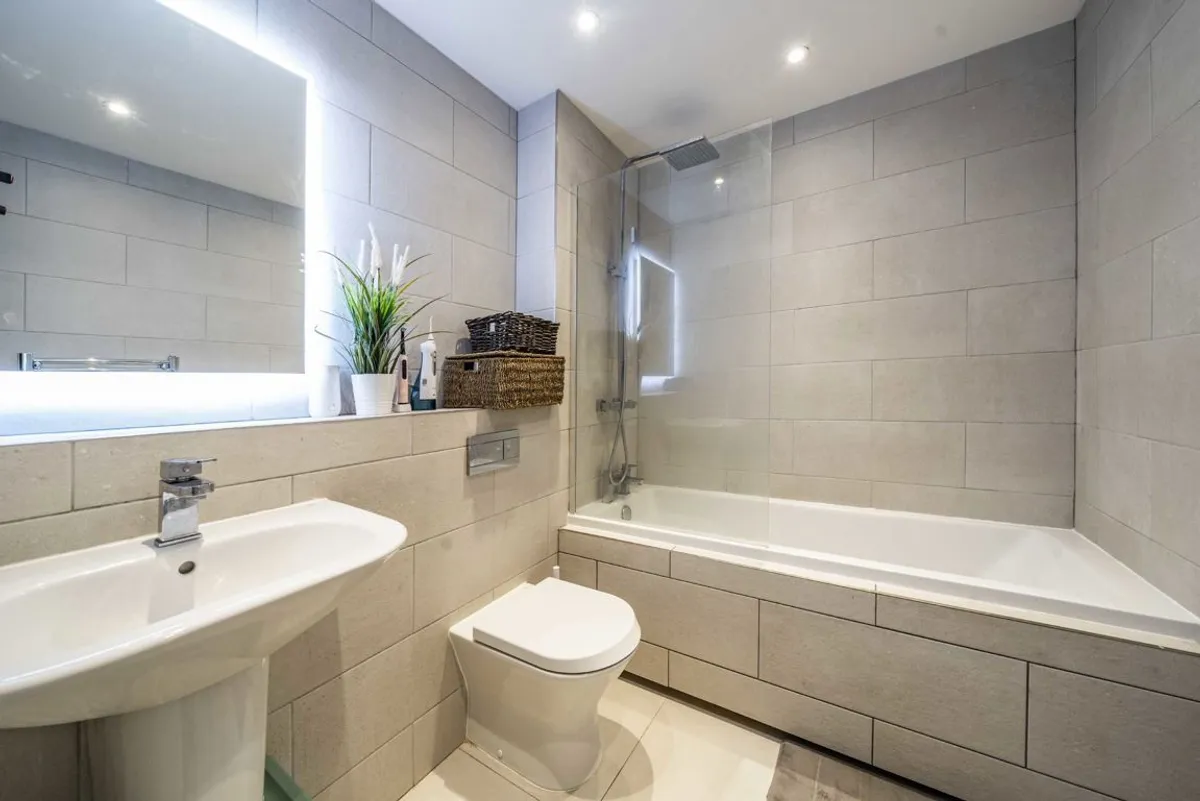 Flat Broadwater Road in Greater London