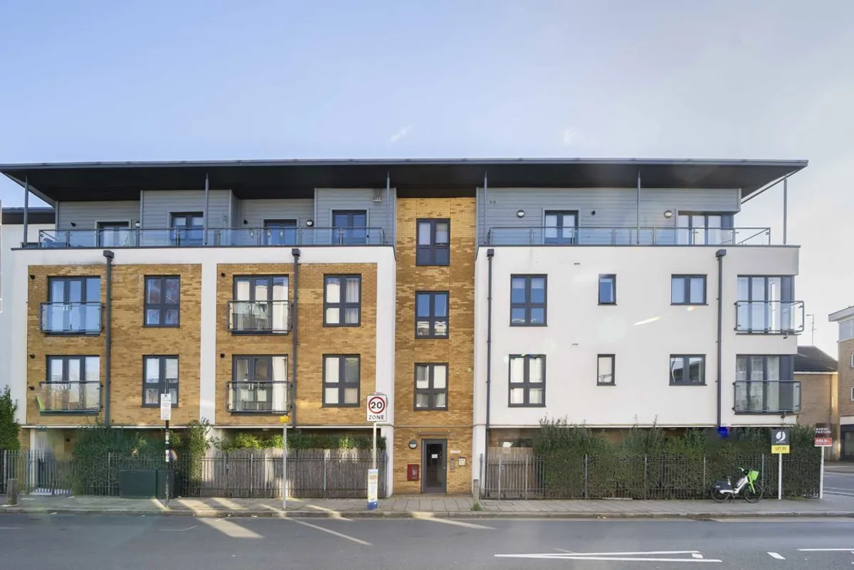 Flat Broadwater Road in Greater London