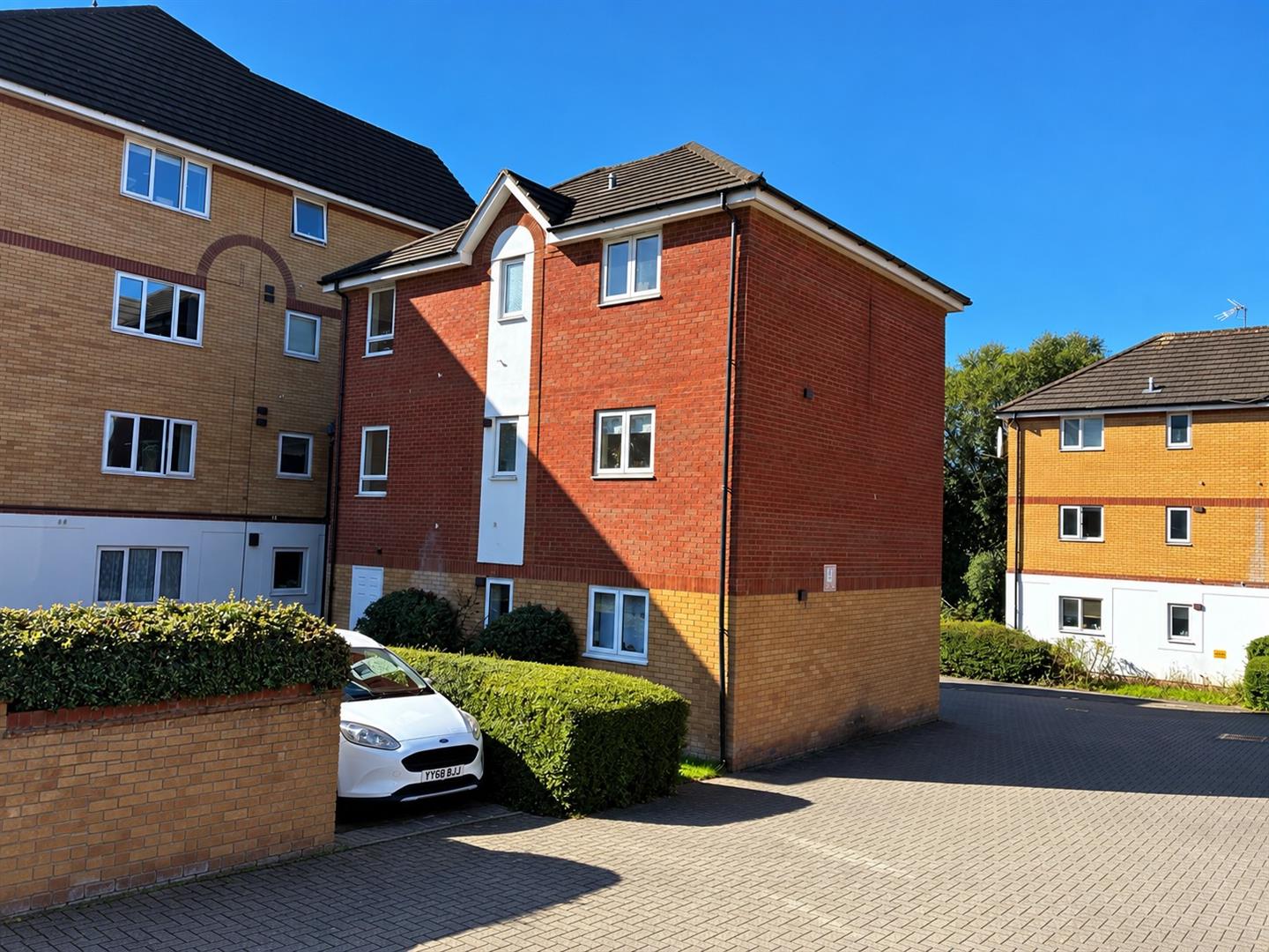 Flat Butlers Close in Bristol