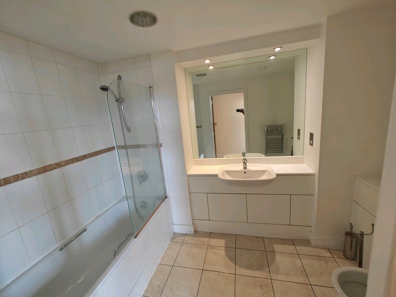 Room Albert Basin Way in Greater London