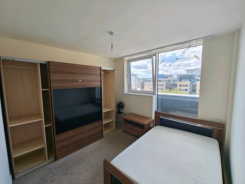 Room Albert Basin Way in Greater London