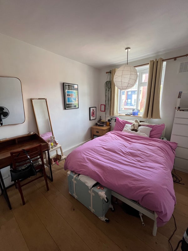 Room Manor Road in Greater London