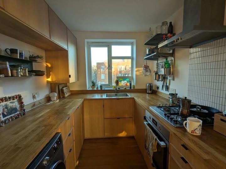 Room Manor Road in Greater London