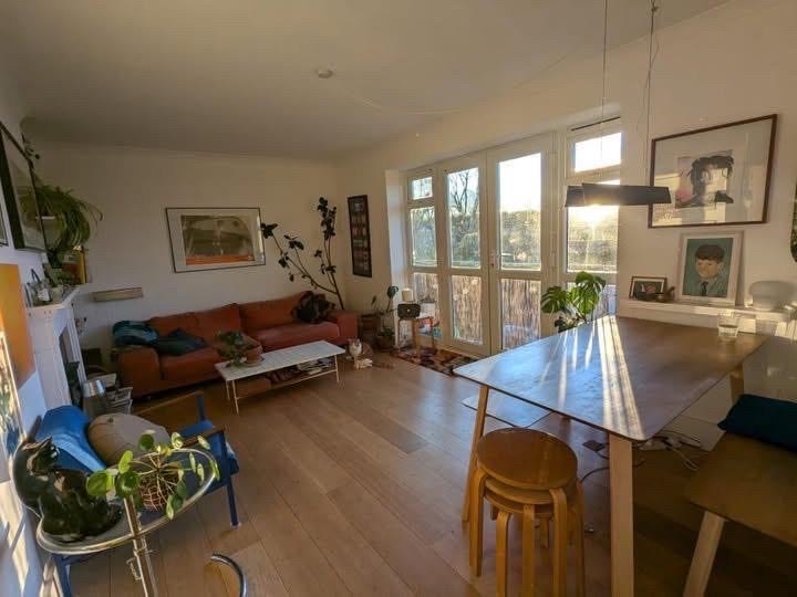 Room Manor Road in Greater London