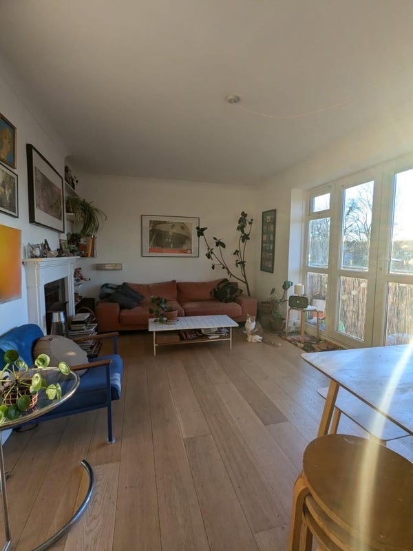 Room Manor Road in Greater London