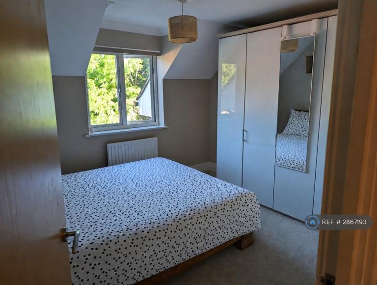 Flat Kings Avenue in Greater London
