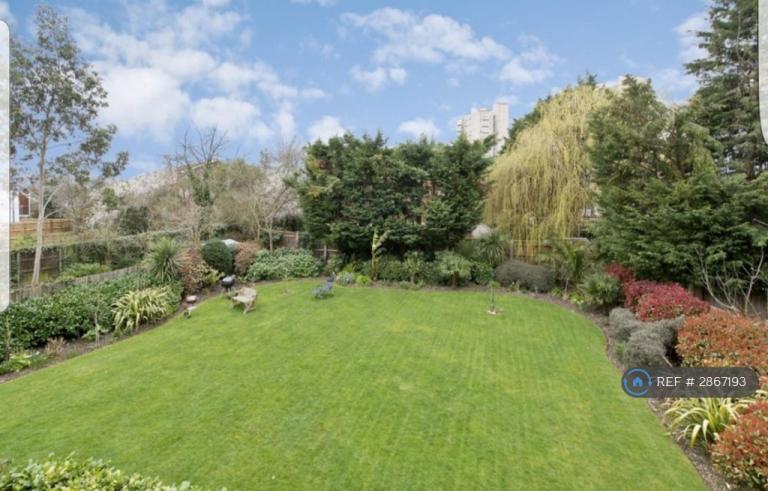 Flat Kings Avenue in Greater London