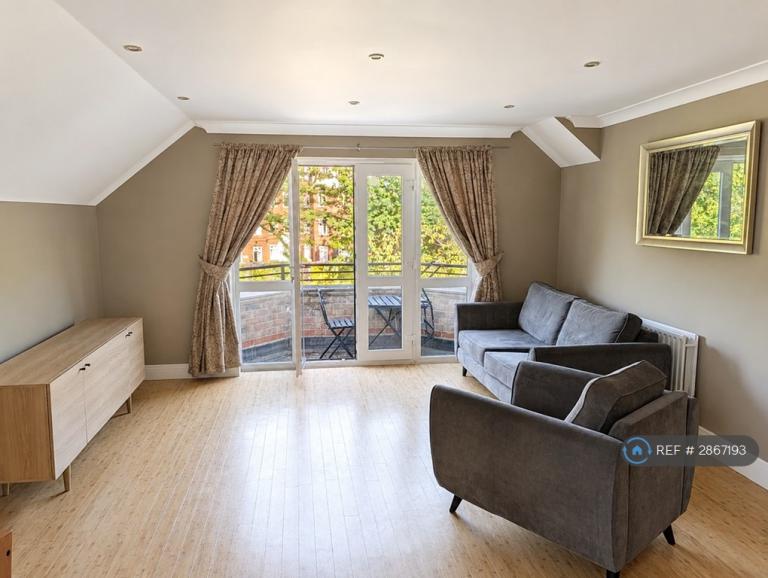 Flat Kings Avenue in Greater London