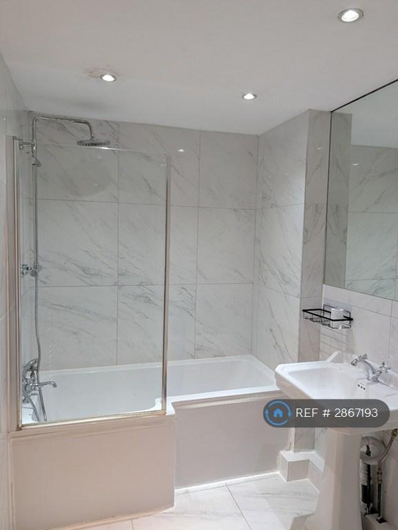 Flat Kings Avenue in Greater London