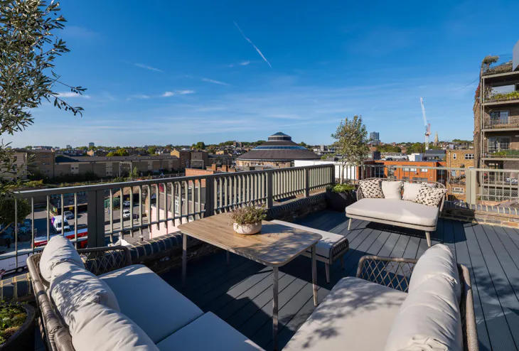 Flat Belmont Hill in Greater London