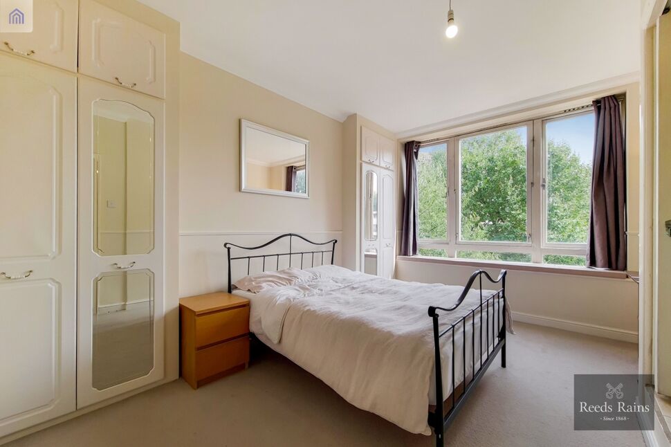 Flat McAuley Close in Greater London