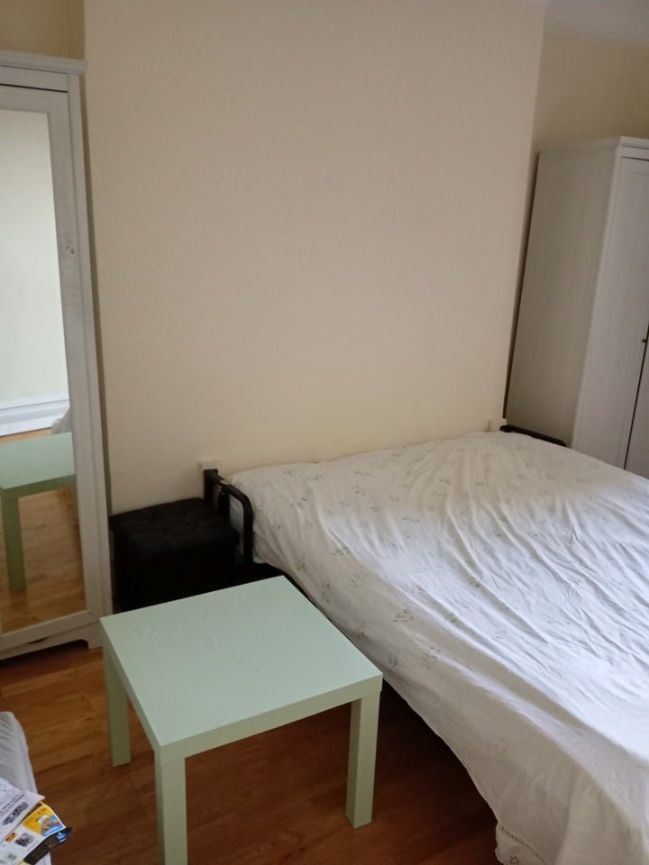 Room Chiswick High Road in Greater London