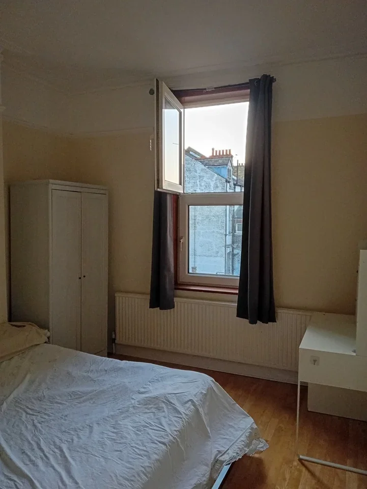 Room Chiswick High Road in Greater London