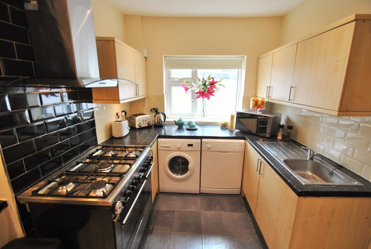 Flat Kingswood Road in Manchester