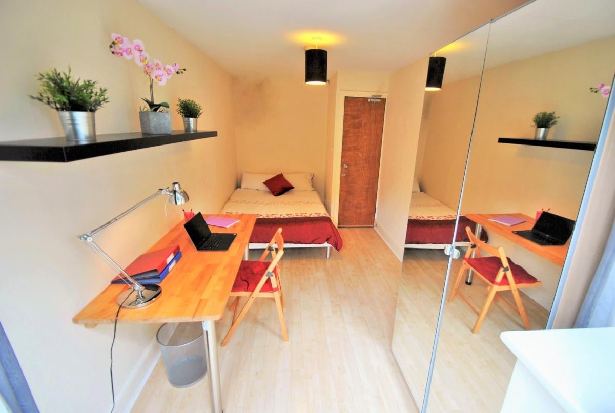 Flat Kingswood Road in Manchester