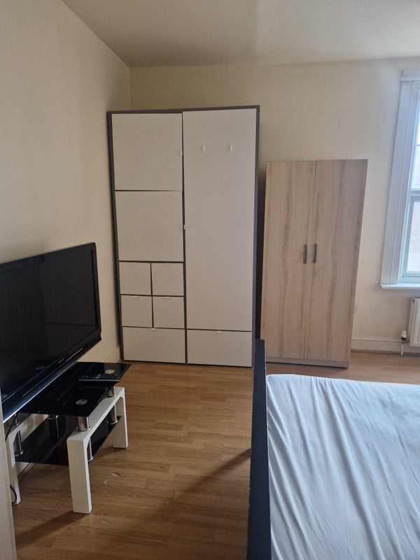 Room George Lane in Greater London