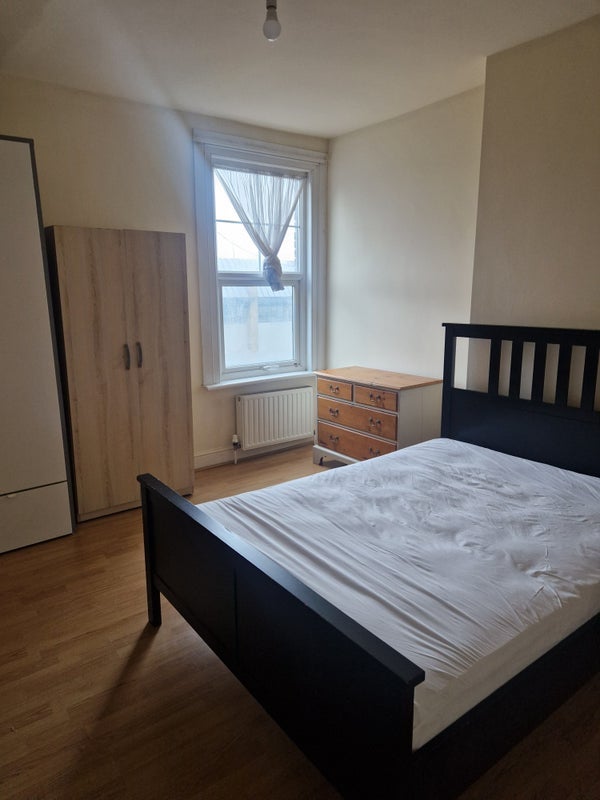 Room George Lane in Greater London