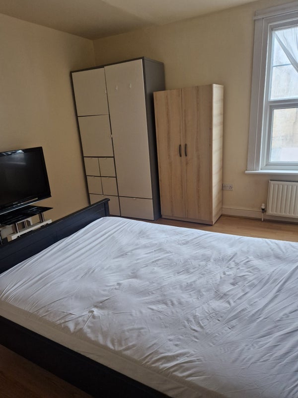 Room George Lane in Greater London