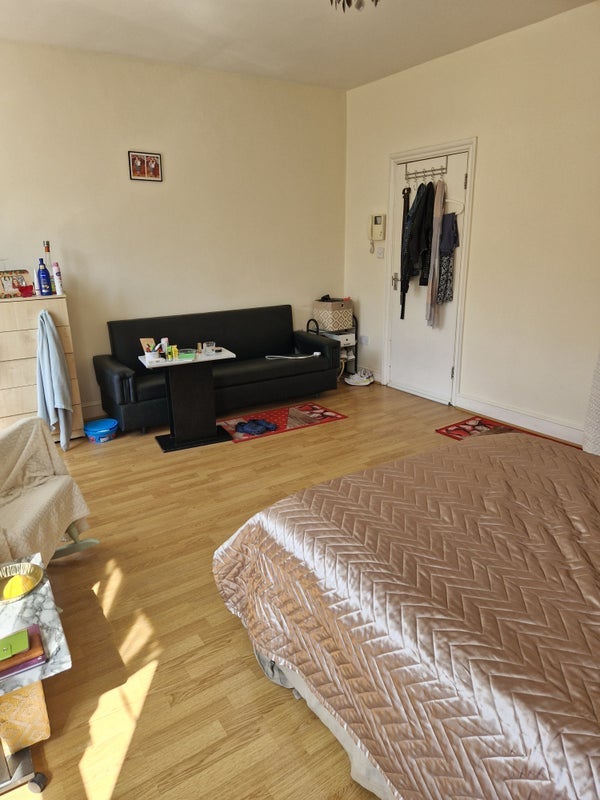 Room George Lane in Greater London