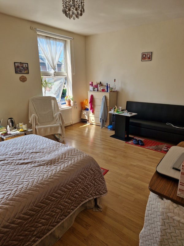 Room George Lane in Greater London