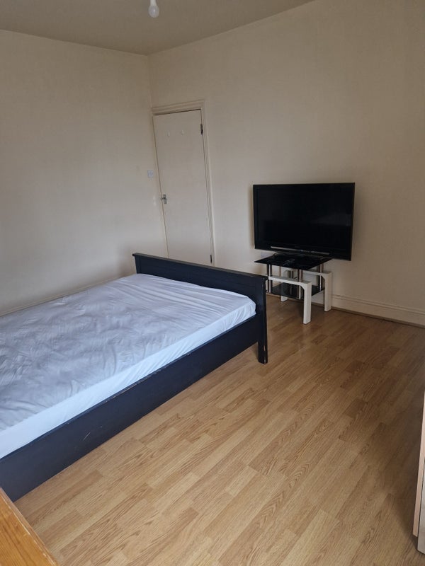 Room George Lane in Greater London