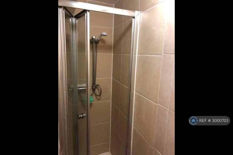 Room Cricklewood Lane in Greater London
