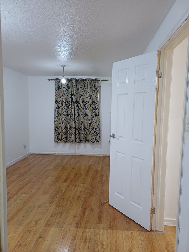 Flat Vicarage Way in Slough