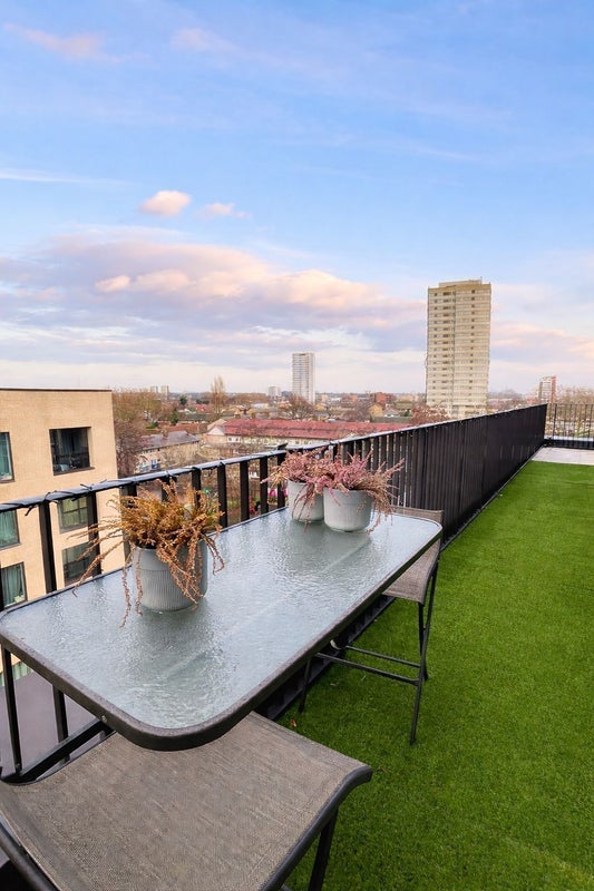 Flat Leyton Road in Greater London