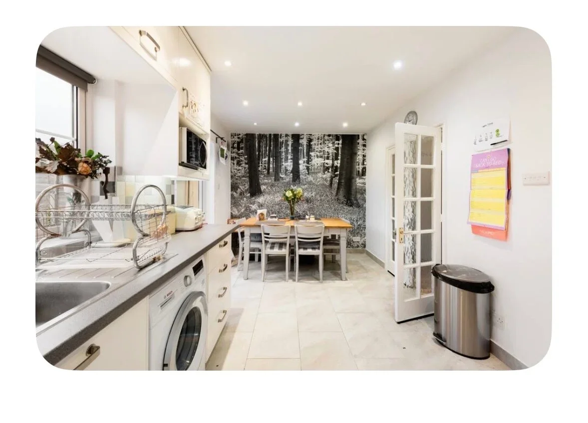 House Glencairn Drive in Greater London