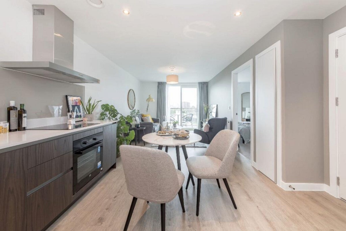 Flat Shearwater Drive in Greater London