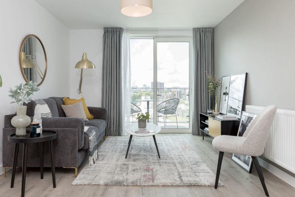 Flat Shearwater Drive in Greater London