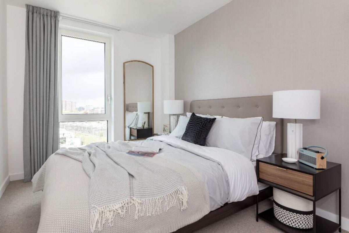 Flat Shearwater Drive in Greater London